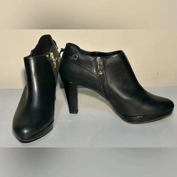 Liz Claiborne Shoes - Liz Claiborne Elsie Black Ankle Booties Memory Foam Size 7.5